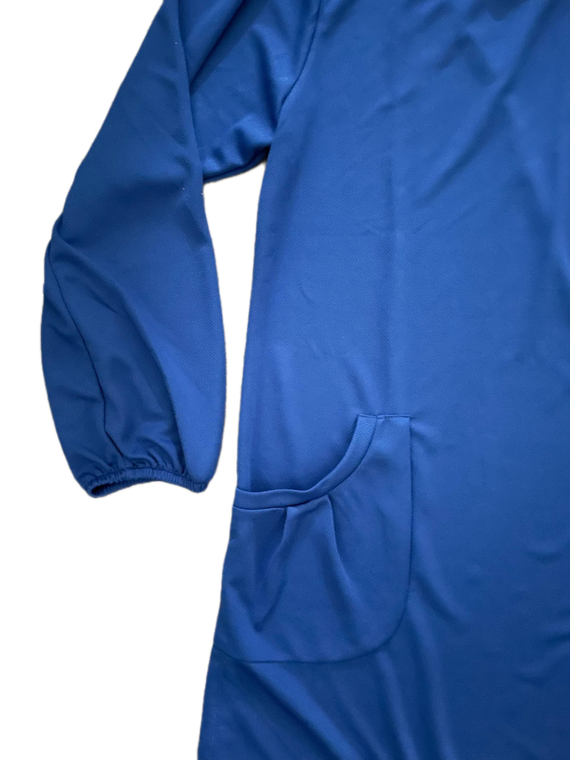 close up of elastic cuffs and pockets of tee in blue